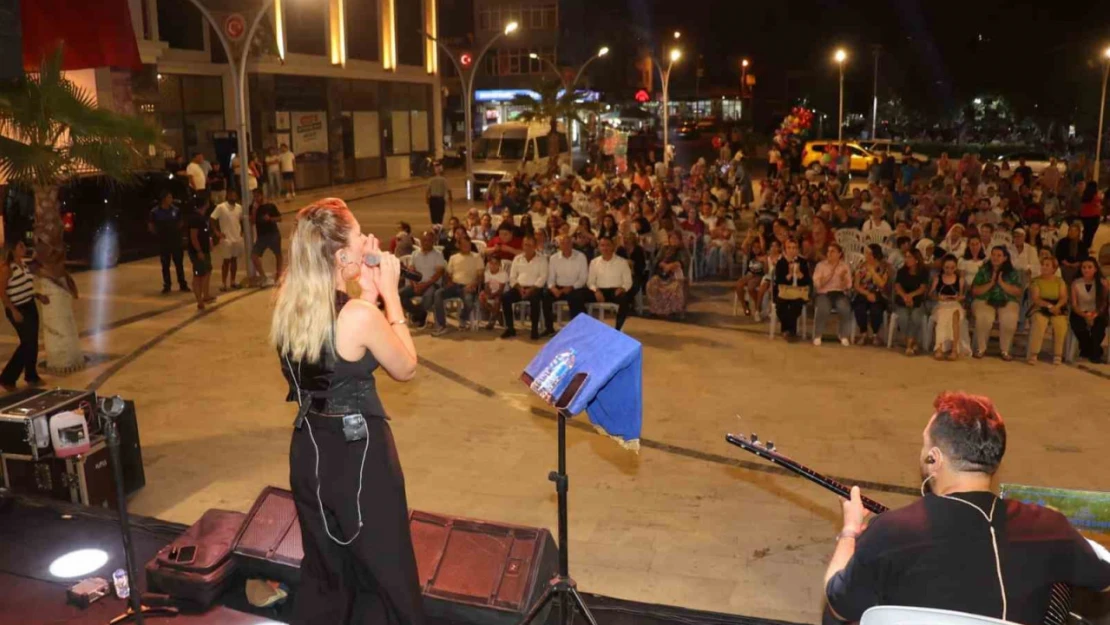 Koçarlı'da vatandaşlar yaz konserinde eğlendi