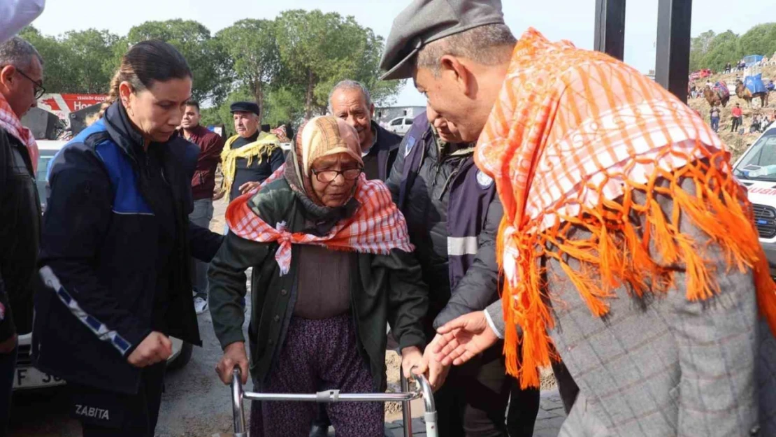 Koçarlı Deve Güreşi'nin onur konuğu 100 yaşındaki Fatma nine oldu