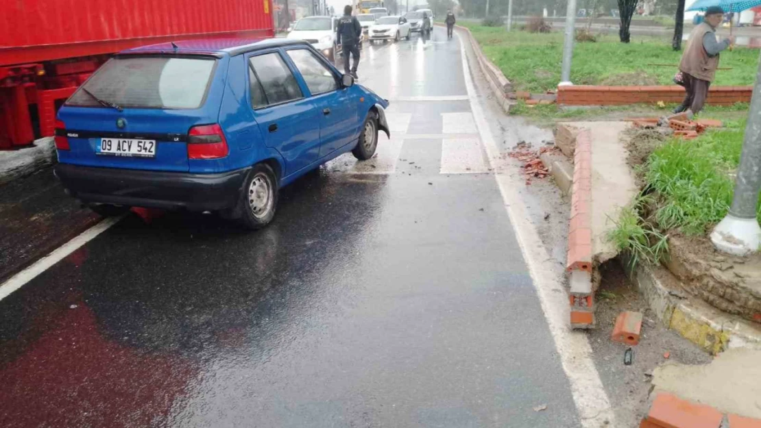 Kontrolden çıkan otomobil refüje çarptı: 3 yaralı