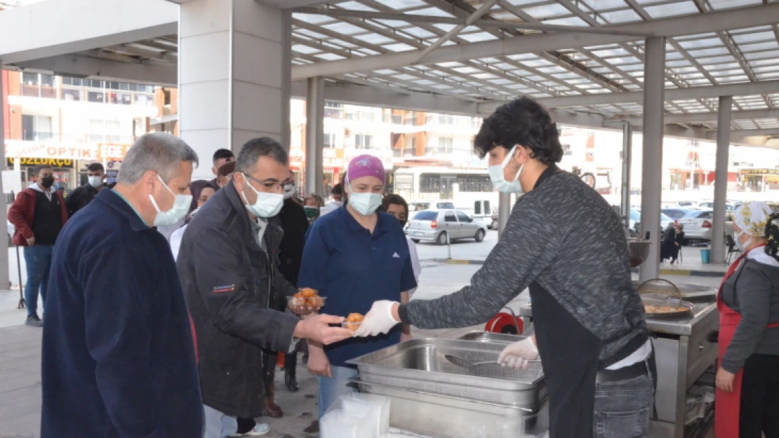 Koronavirüse yenilen sağlık çalışanı için lokma hayrı