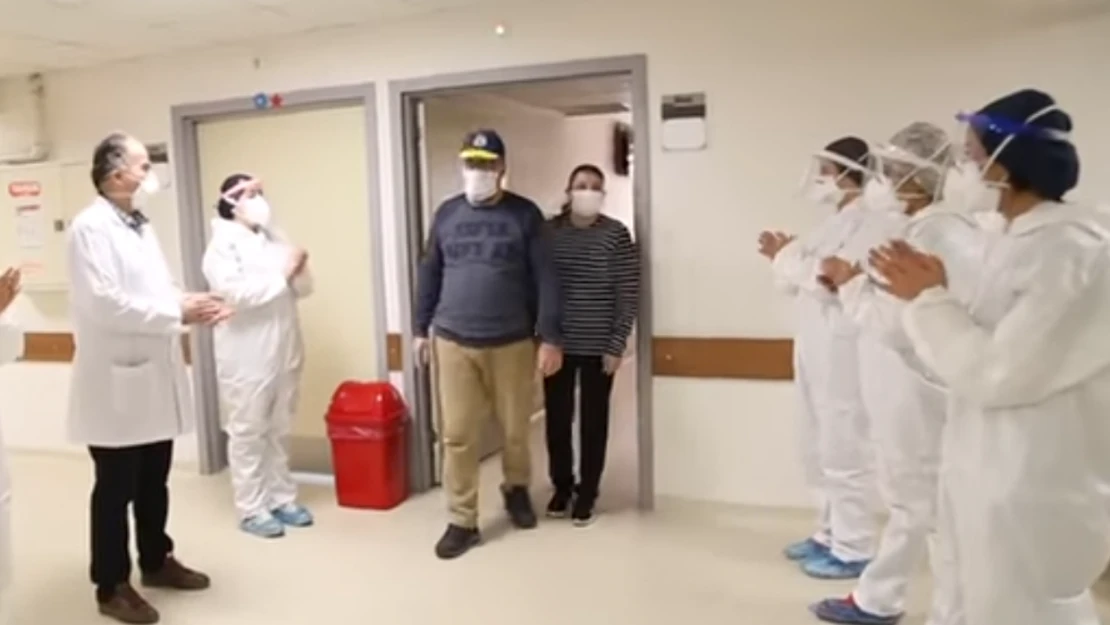 Koronavirüsü yenen vatandaşlar alkışlarla taburcu oluyor