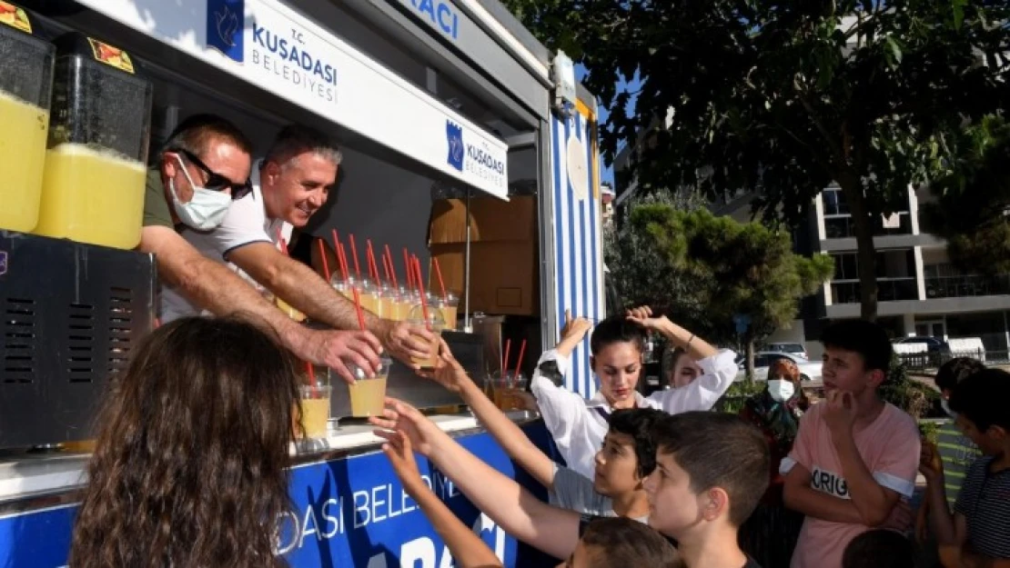 Kuşadası Belediyesi, çocukların karne sevincine ortak oldu