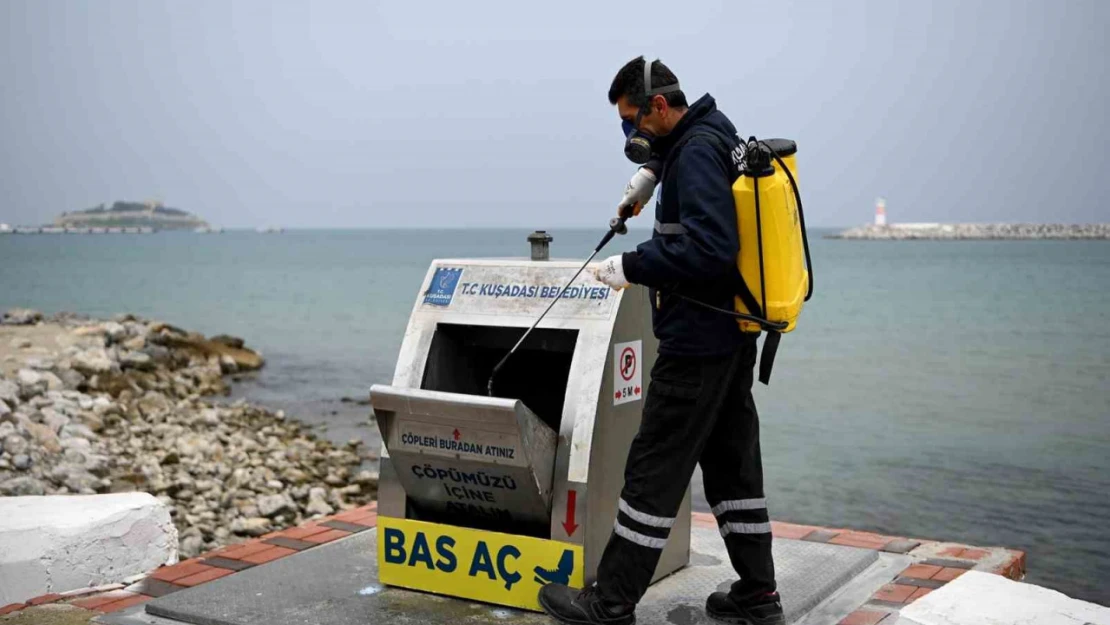 Kuşadası Belediyesi ilçe genelinde temizlik çalışmalarına devam ediyor