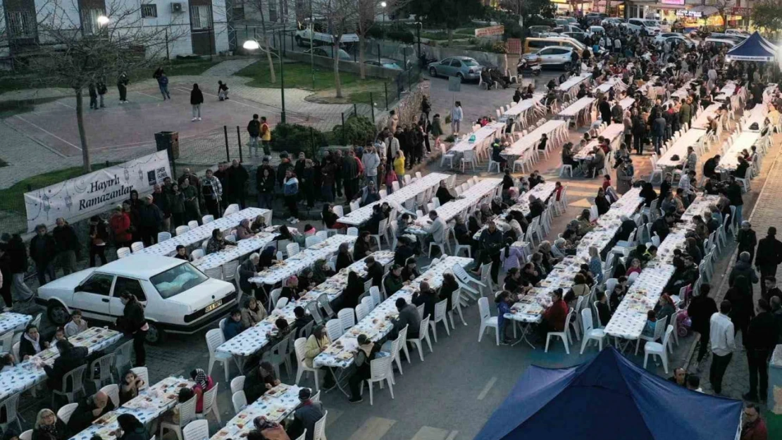 Kuşadası Belediyesi ilk iftar sofrasını Hacıfeyzullah Mahallesi'nde kurdu