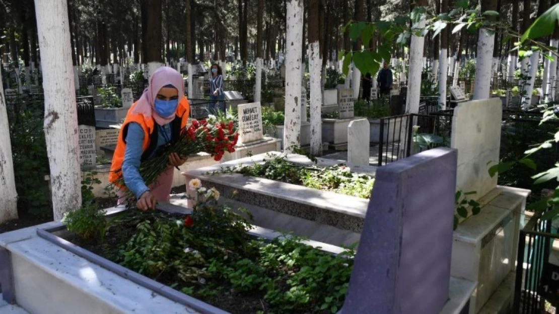 Kuşadası Belediyesi mezarlıkları çiçeklerle donattı