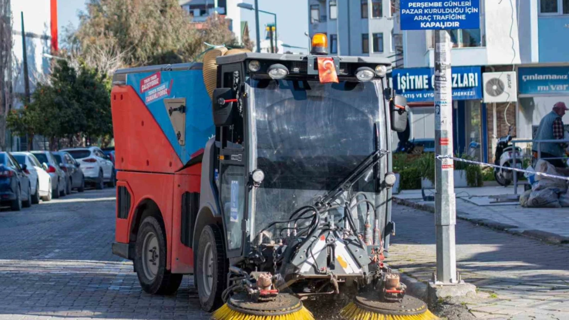 Kuşadası Belediyesi'nden 'Burç Sokak'ta' detaylı temizlik çalışması