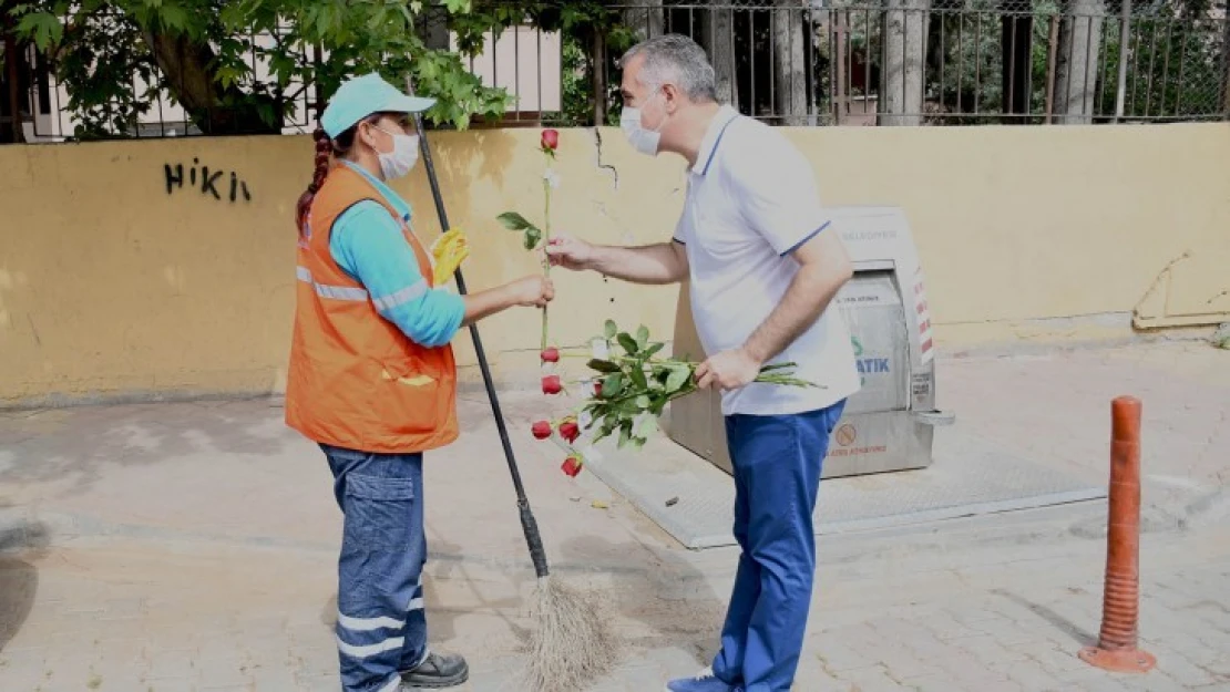 Kuşadası Belediyesi'nden Anneler Günü'nde binlerce kırmızı gül