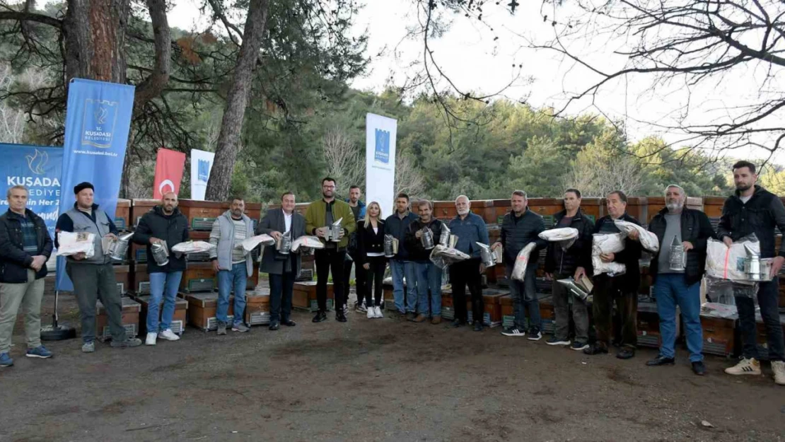 Kuşadası Belediyesi'nden arıcılara malzeme desteği