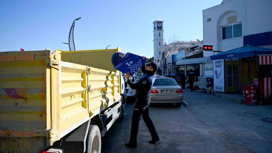 Kuşadası Belediyesi'nden kaldırım işgali denetimi: '2 saatte 3 kamyon malzemeye el konuldu'