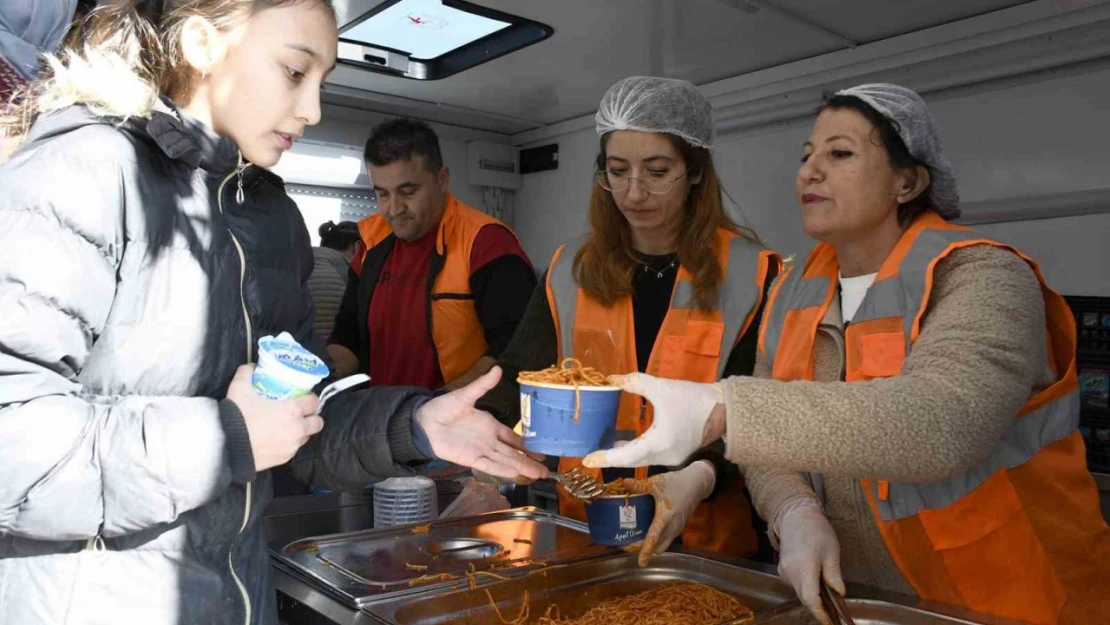 Kuşadası Belediyesi'nden makarna ve ayran ikramı