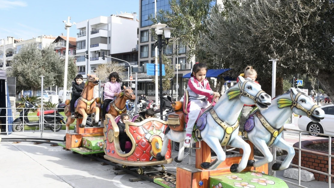 Kuşadası Belediyesi'nden öğrencilere sömestr hediyesi