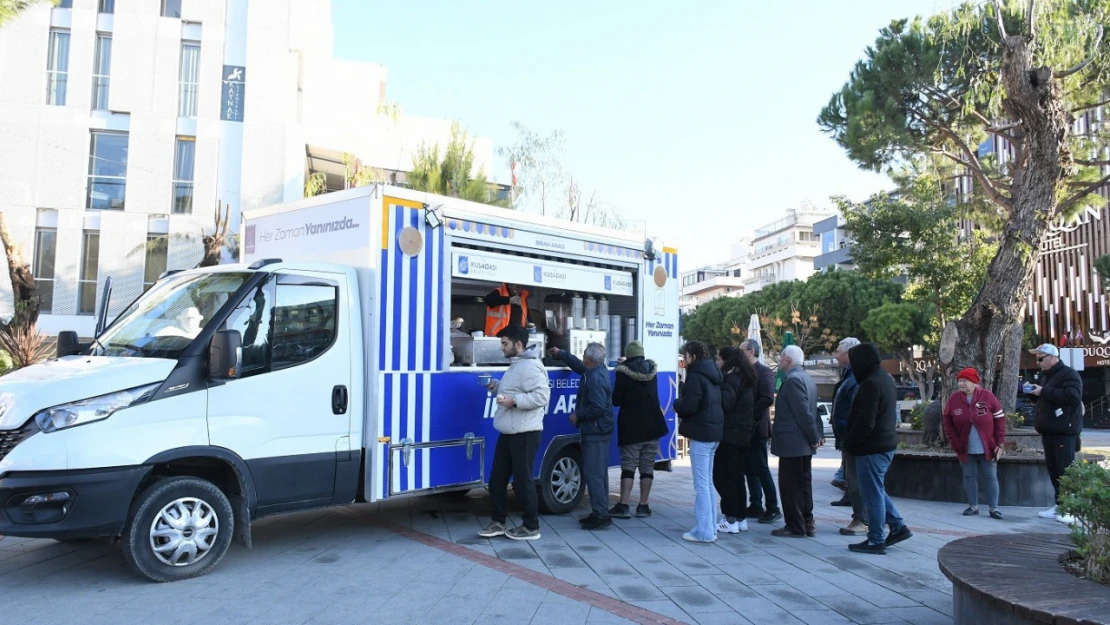 Kuşadası Belediyesi'nden soğuk havalarda çorba ikramı