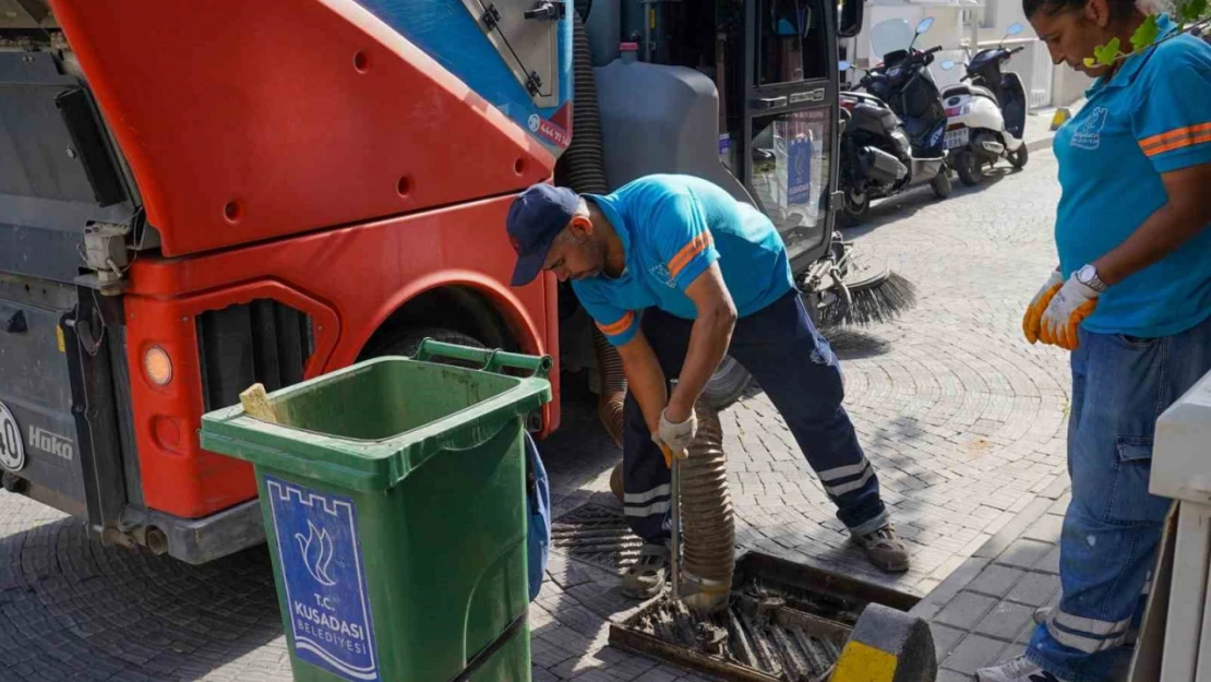 Kuşadası Belediyesi'nden su taşkınlarına karşı aralıksız mesai