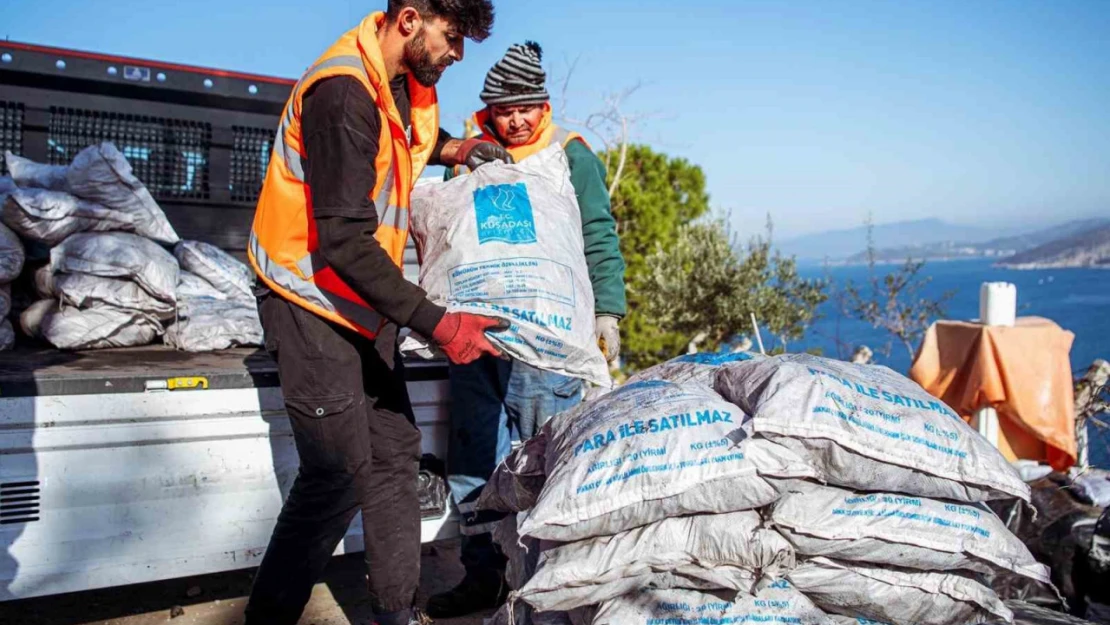 Kuşadası Belediyesi'nin yakacak yardımı başladı