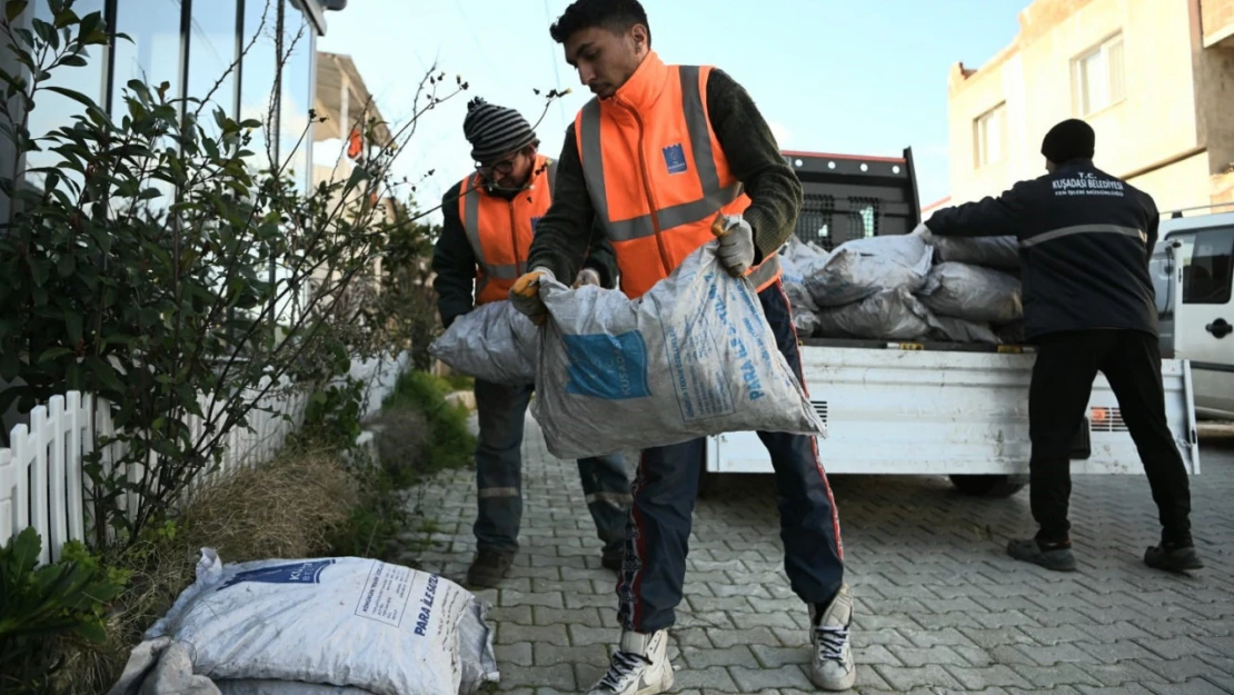 Kuşadası Belediyesi'nin yakacak ve soba desteği devam ediyor