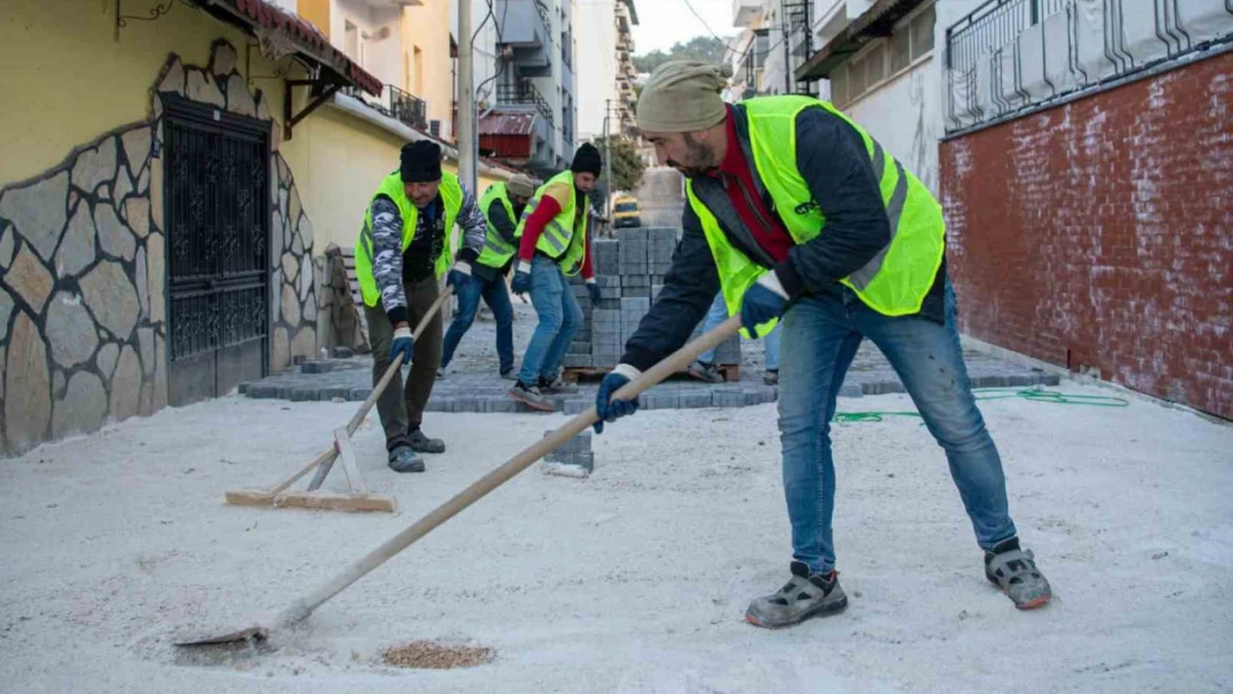 Kuşadası Belediyesi'nin yol mesaisi sürüyor