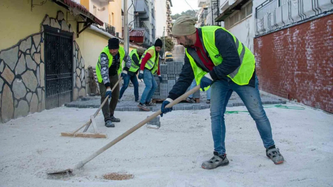 Kuşadası Belediyesi'nin yol mesaisi devam ediyor