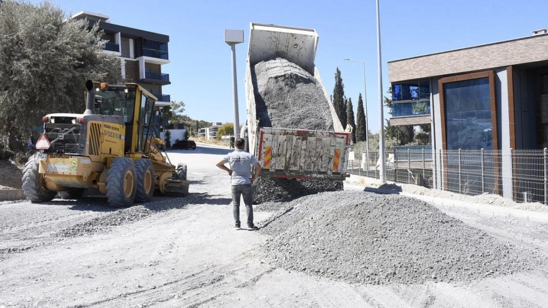 Kuşadası Belediyesi yol yapım çalışmalarını sürdürüyor