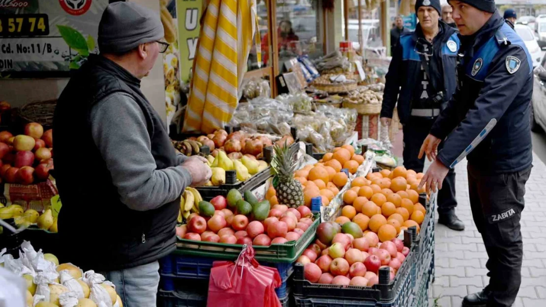 Kuşadası Belediyesi zabıta ekipleri kaldırım işgaline geçit vermiyor