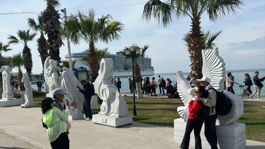 Kuşadası'na gelen turistler sahildeki sanat eserlerini beğendi