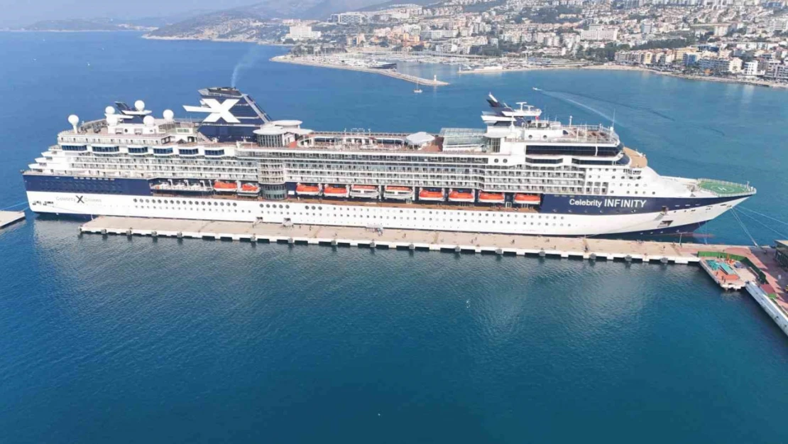 Kuşadası'na Şubat ayının ilk kruvaziyer gemisi 2 bin 161 turist getirdi