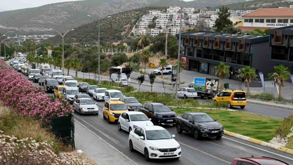 Kuşadası'na tatilci akını başladı