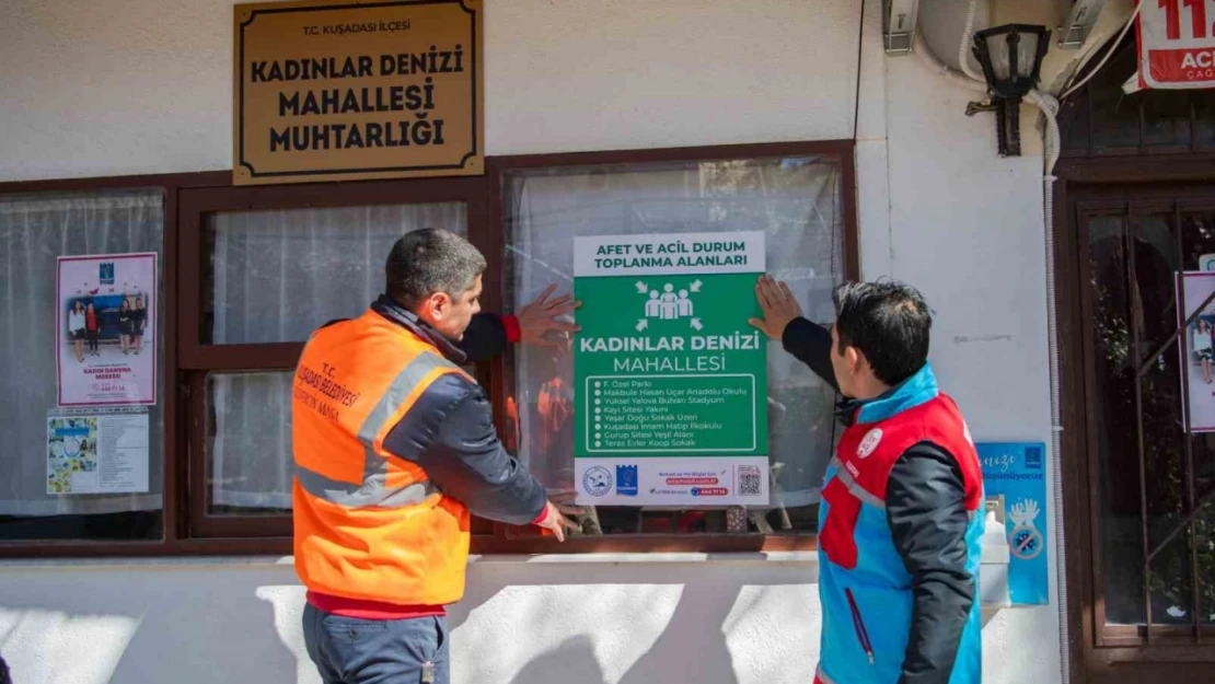 Kuşadası'nda afet toplanma alanlarıyla ilgili afişli bilgilendirme