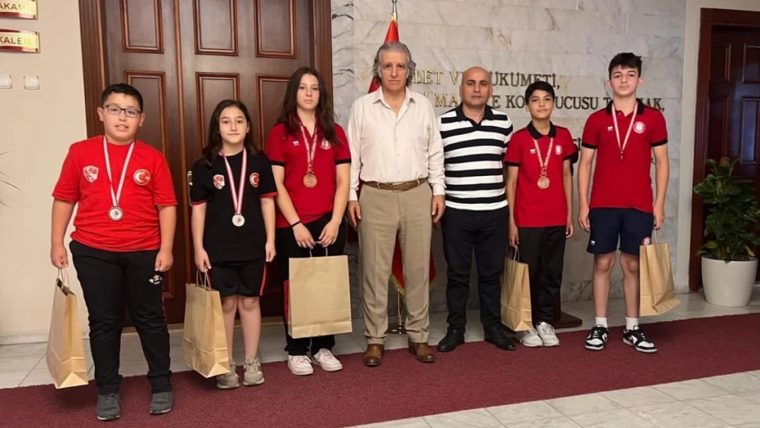 Kuşadası'nda başarılı sporcular Kaymakam Keklik ile görüştü