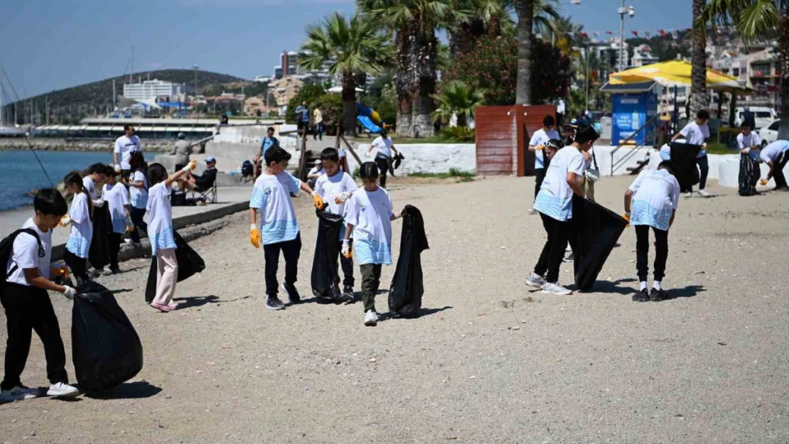 Kuşadası'nda çevre dostu öğrenciler kıyı temizliği yaptı