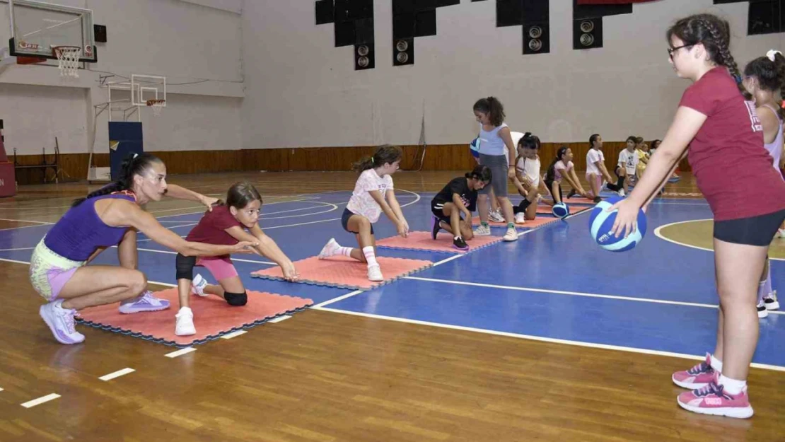 Kuşadası'nda çocuklar yaz spor okuluyla tatili keyifli geçiriyor