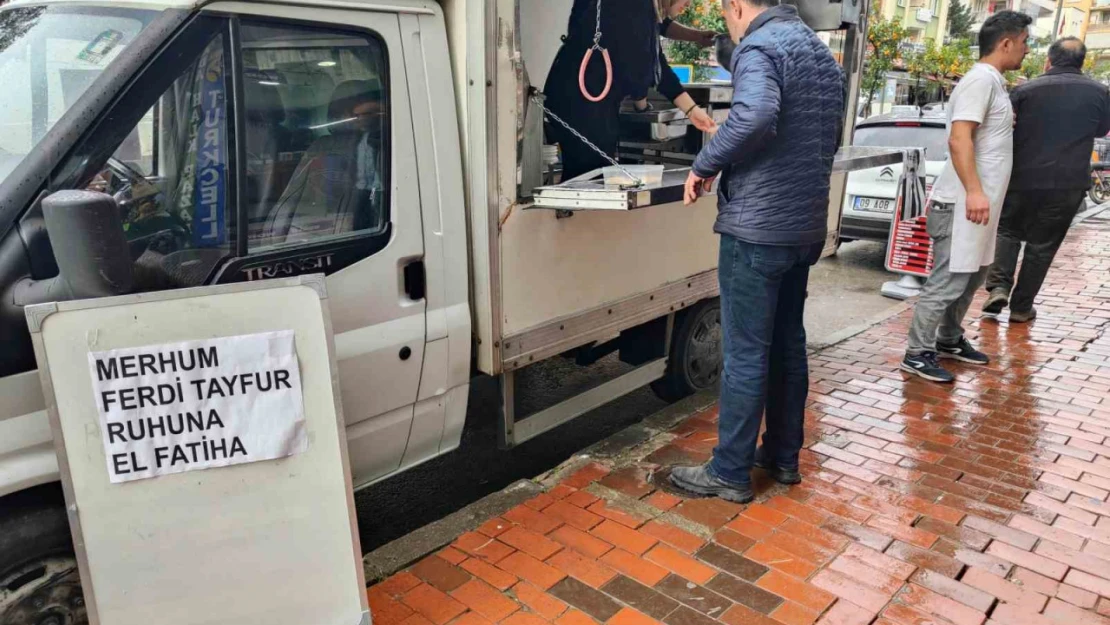 Kuşadası'nda Ferdi Tayfur'un hayranı, bin kişilik lokma döktürdü