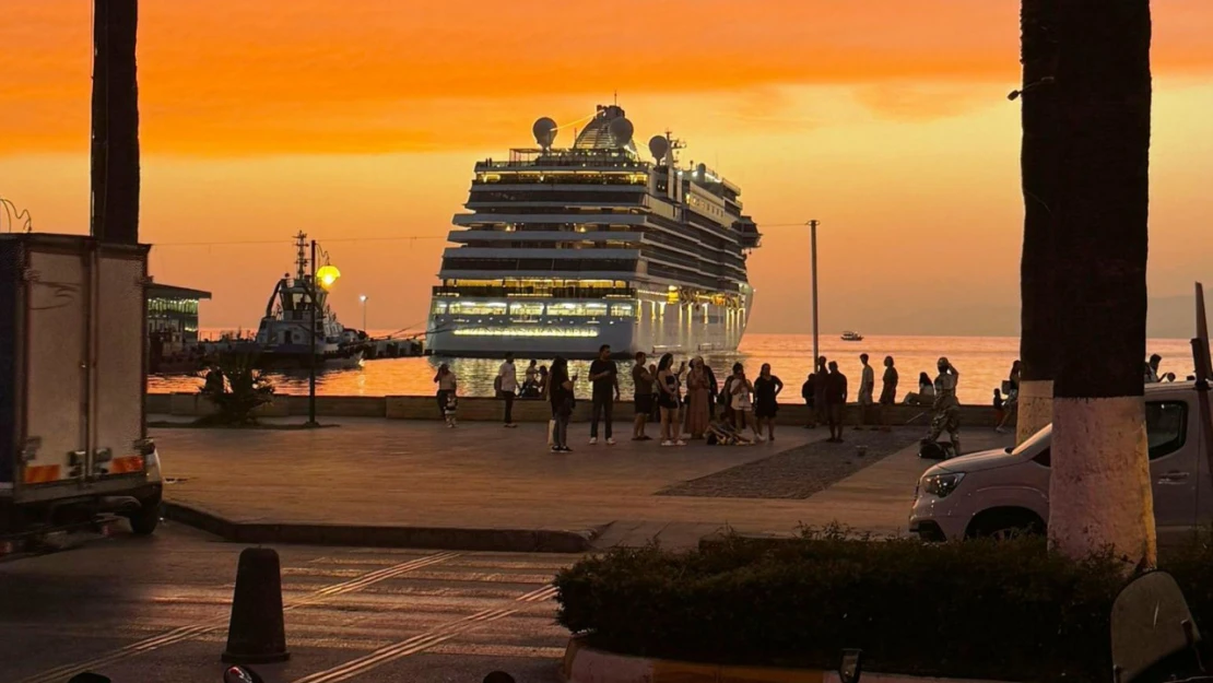 Kuşadası'nda gün batımı mest ediyor