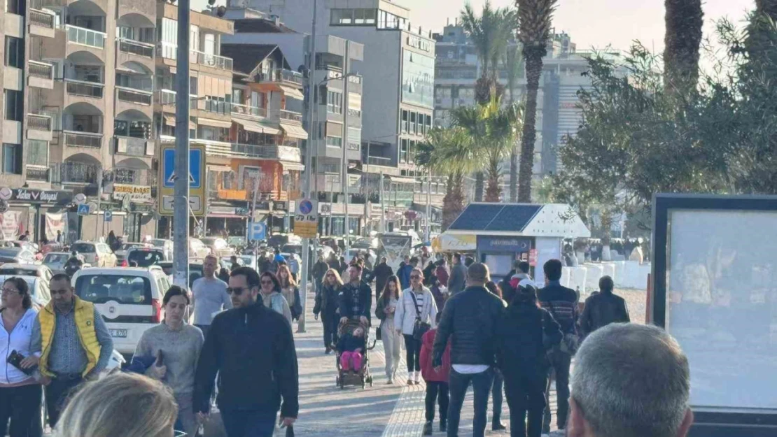 Kuşadası'nda güneşi gören sahile koştu