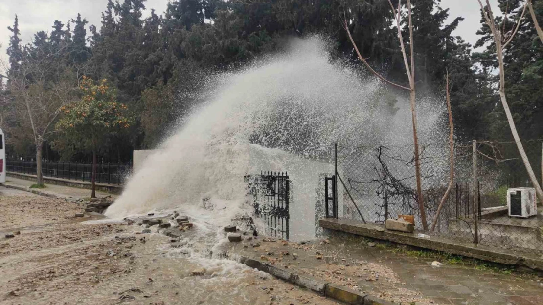 Kuşadası'nda isale hattı patladı, mezarlığı su bastı