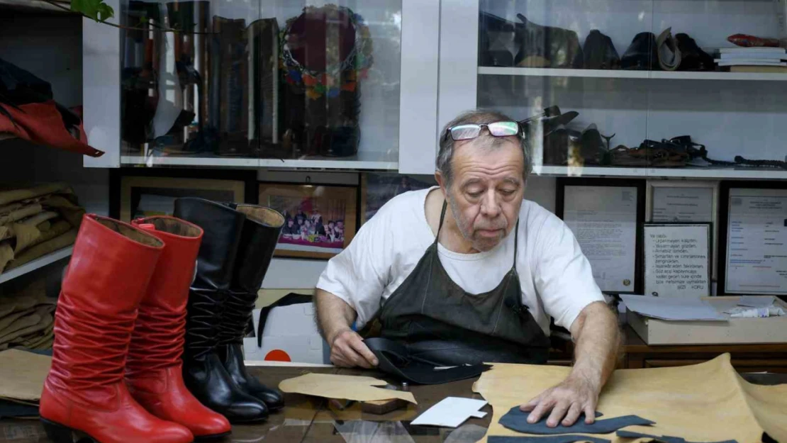 Kuşadası'nda körüklü çizme ustası yetiştirecek çırak arıyor