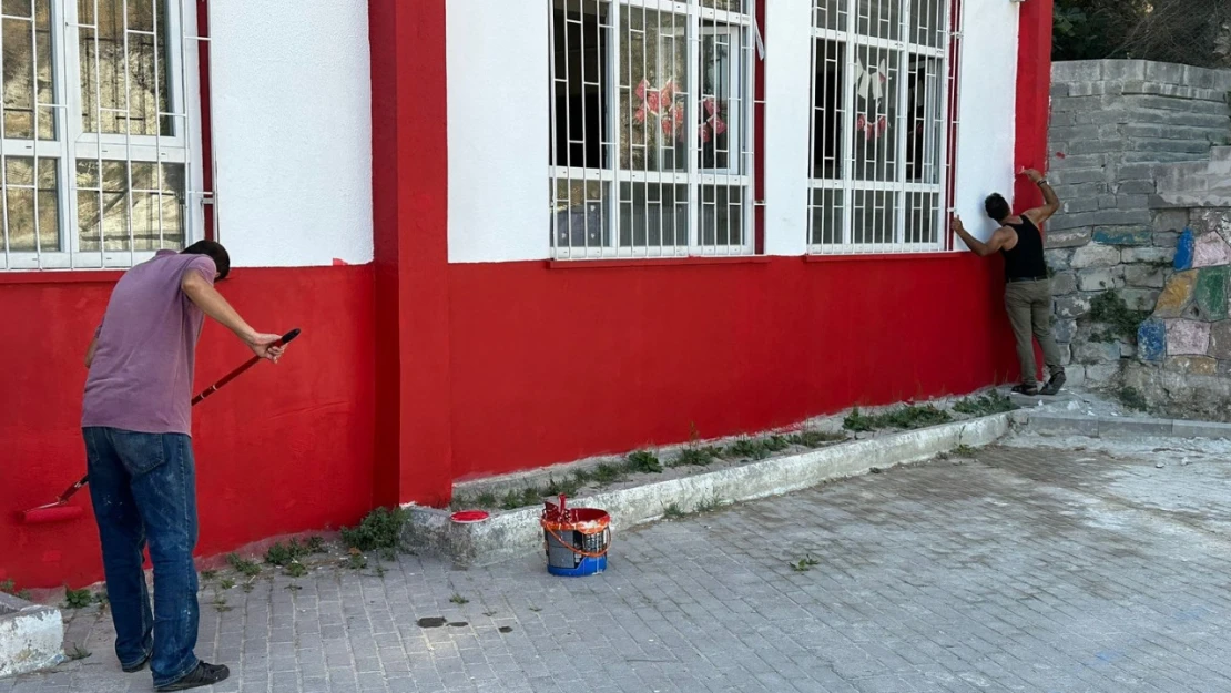 Kuşadası'nda okullar Denetimli Serbestlik iş birliğiyle yenilendi