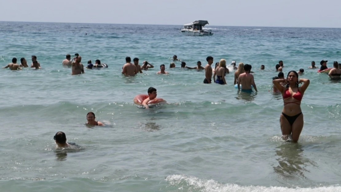 Kuşadası'nda plajlarda bayram yoğunluğu
