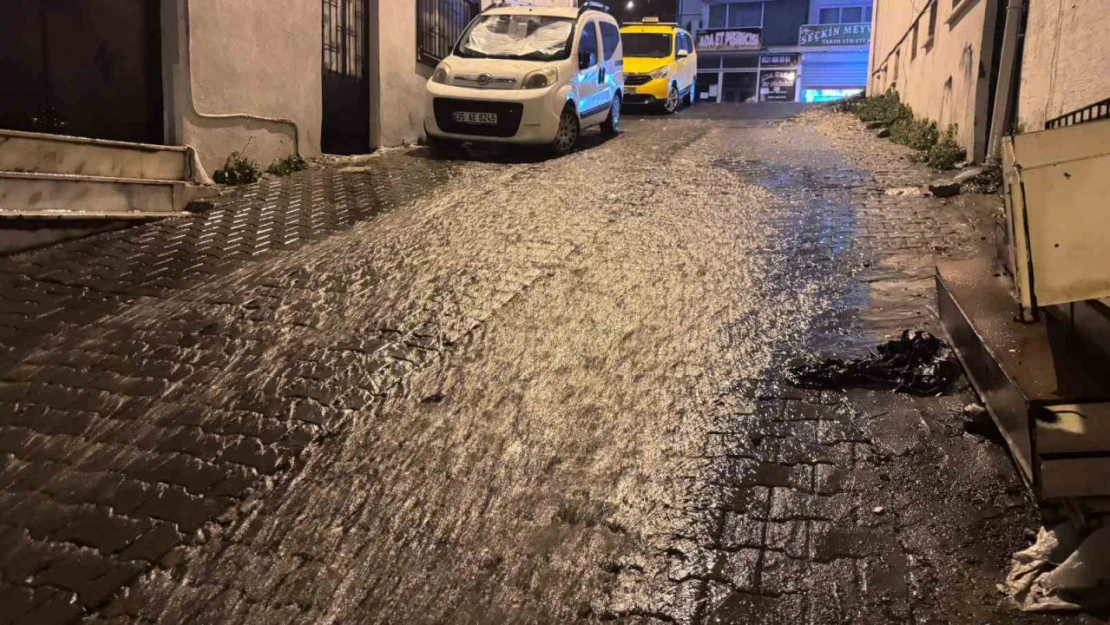 Kuşadası'nda sağanak yağış etkili oldu