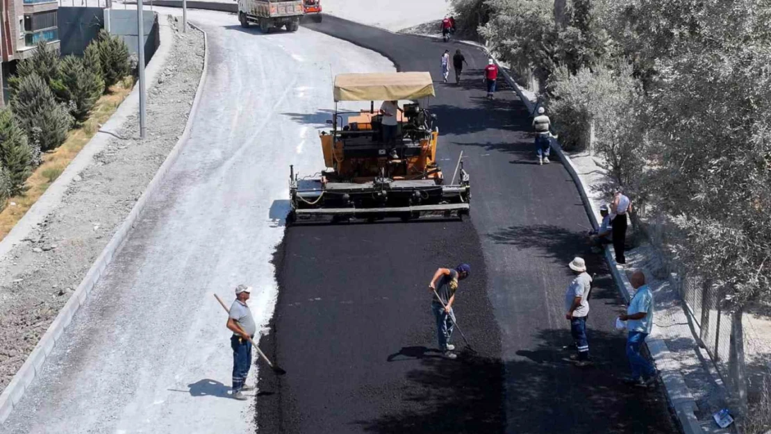 Kuşadası'nda sıcak asfalt seferberliği devam ediyor