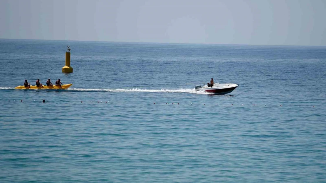 Kuşadası'nda sıcak havadan bunalanlar plajlara akın etti
