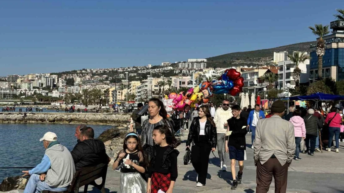 Kuşadası'nda Şubat ayında güneşli hava sahili canlandırdı