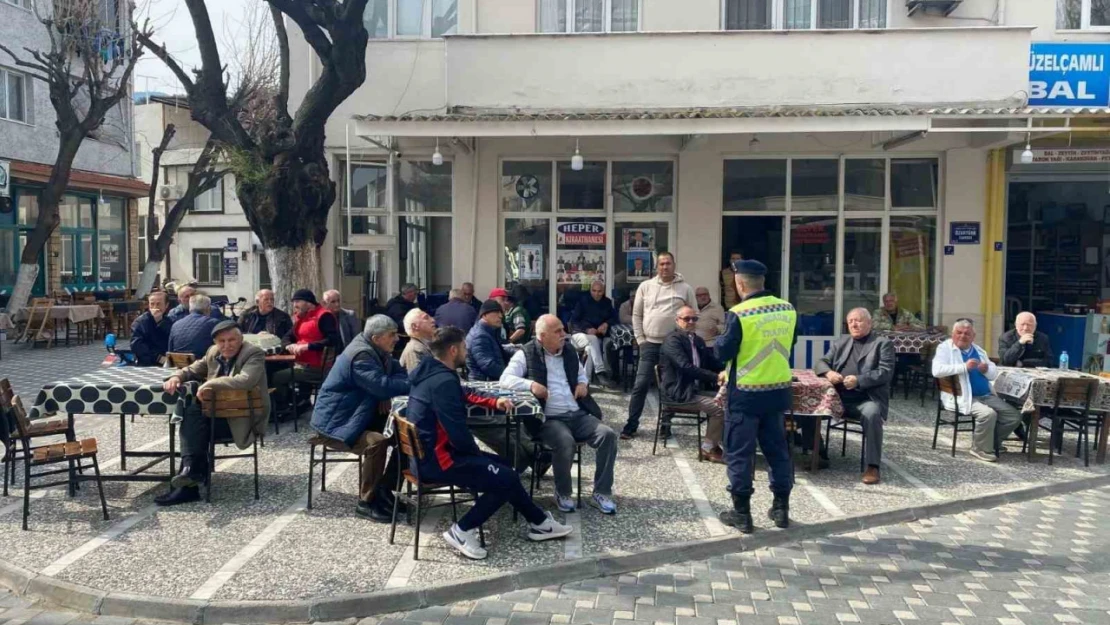 Kuşadası'nda vatandaşlar trafik kurallarına karşı bilgilendirildi