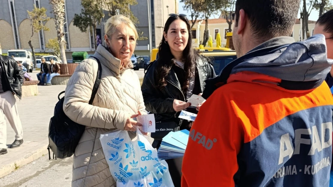 Kuşadası'nda vatandaşlara Tsunami bilgilendirmesi