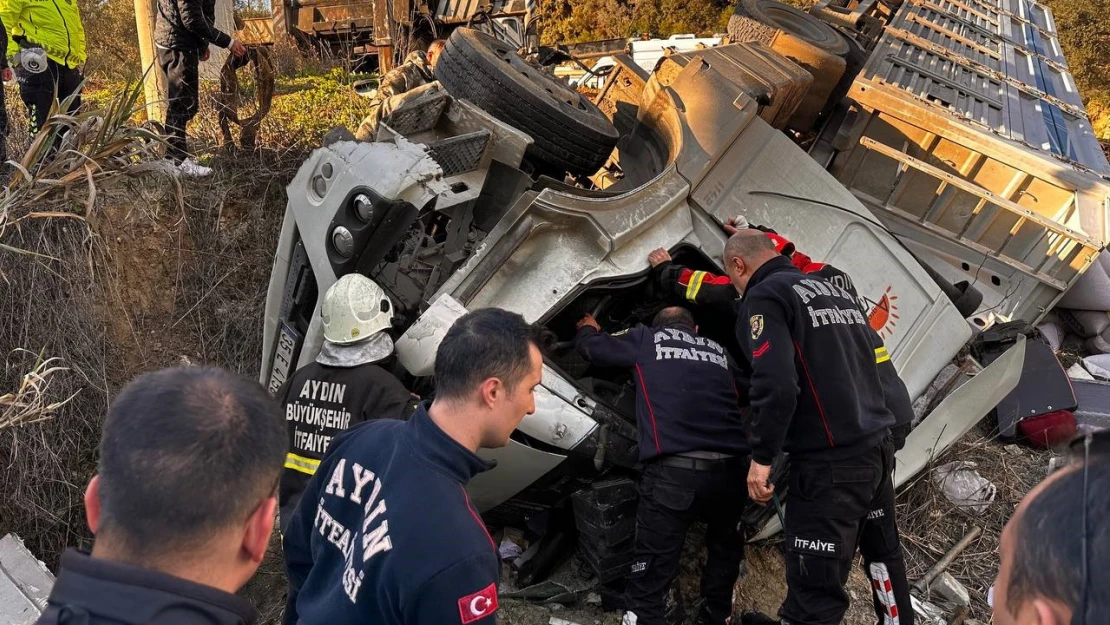 Kuşadası'nda virajı alamayan tır tarlaya uçtu: 1 ölü, 3 yaralı