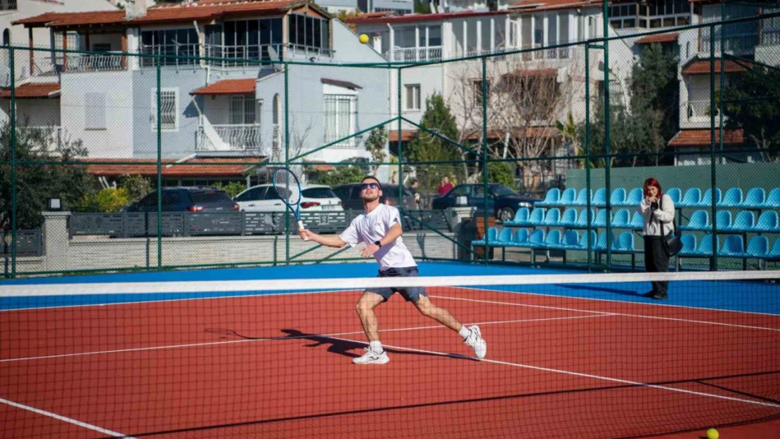 Kuşadası'nın ilk tenis kulübü kapılarını açtı