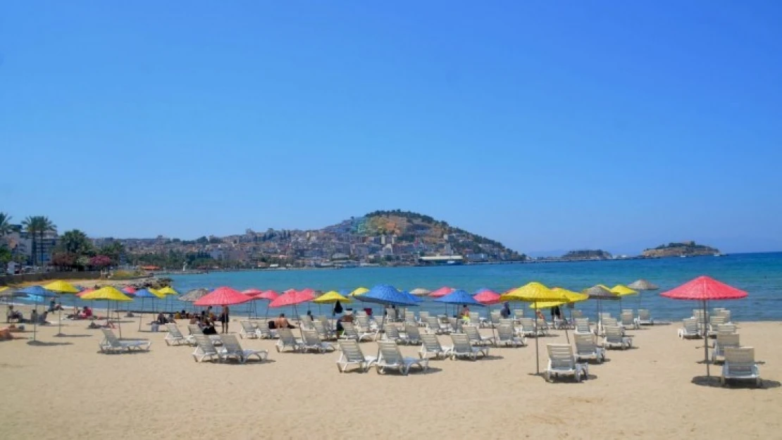 Kuşadası'nın mavi bayraklı plajları misafirlerini bekliyor