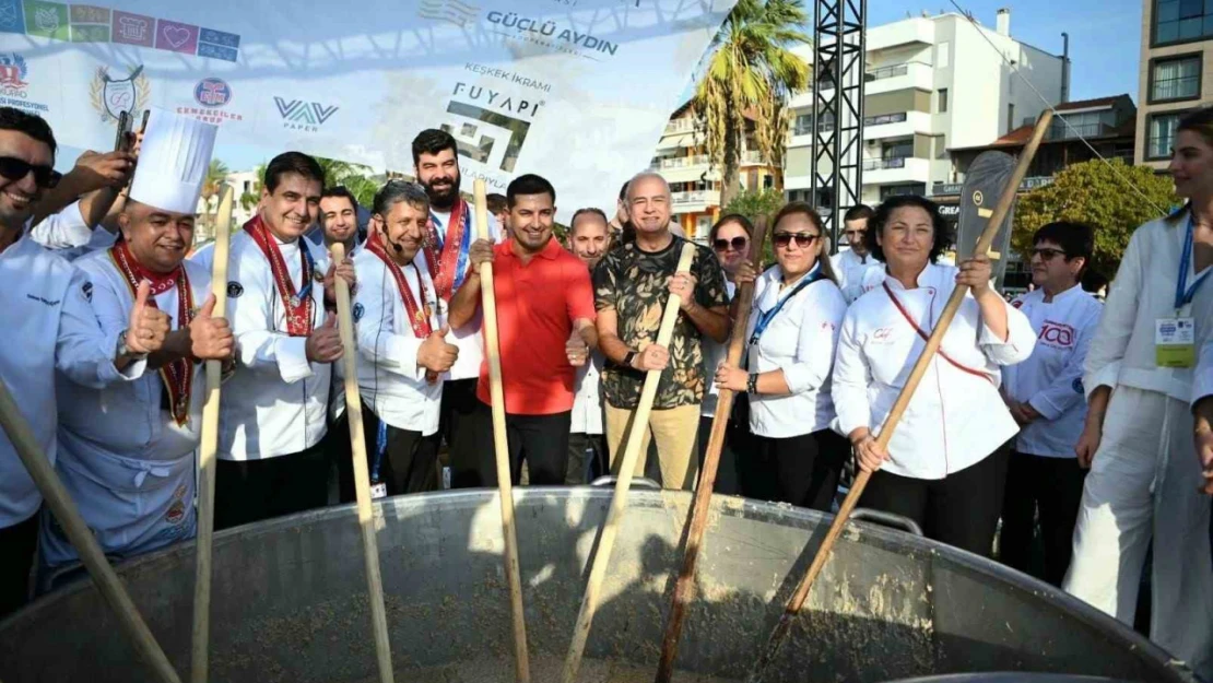 Kuşadası Sokak Festivali 5 bin kişilik keşkek rekoru denemesi ile final yaptı