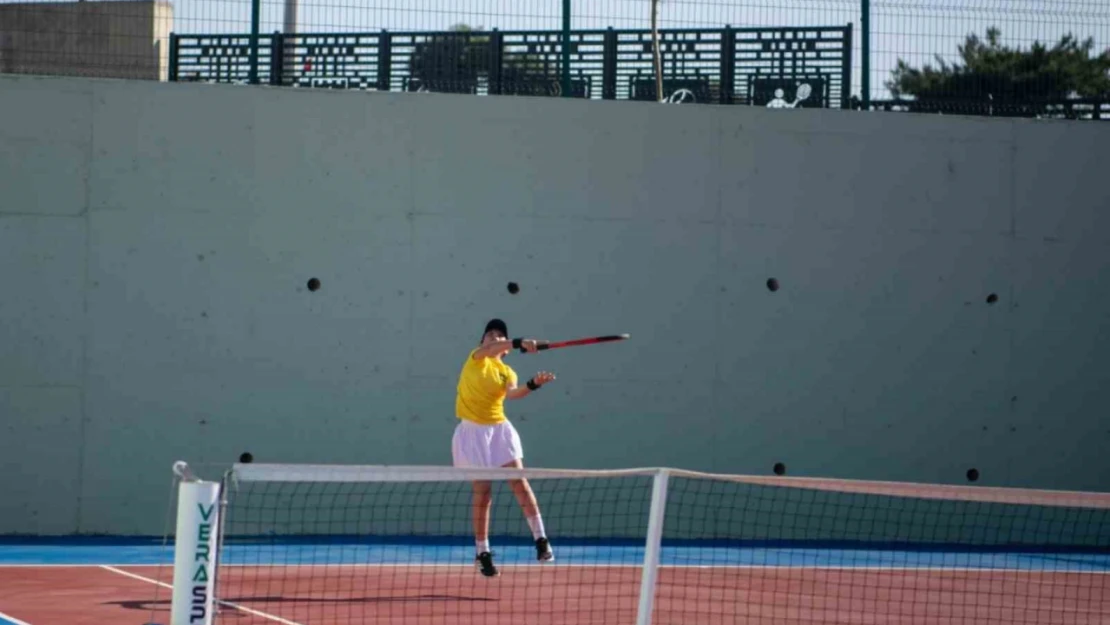 Kuşadası Tenis Kulübü'nde 19 Mayıs turnuvası heyecanı yaşandı