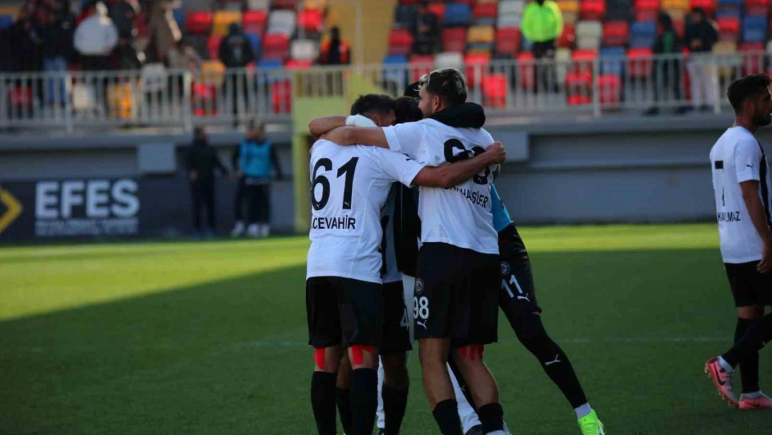 Kuşadasıspor, Bornova 1877'yi 4 golle geçti