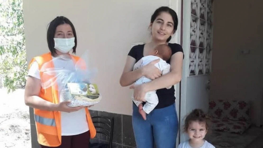 Kuyucak Belediyesi'nden 'hoş geldin bebek' ziyareti